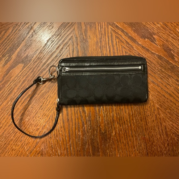 Attractive Classic Coach Silver Hoop & Hardware Zipper Wristlet Wallet! - Picture 16 of 16